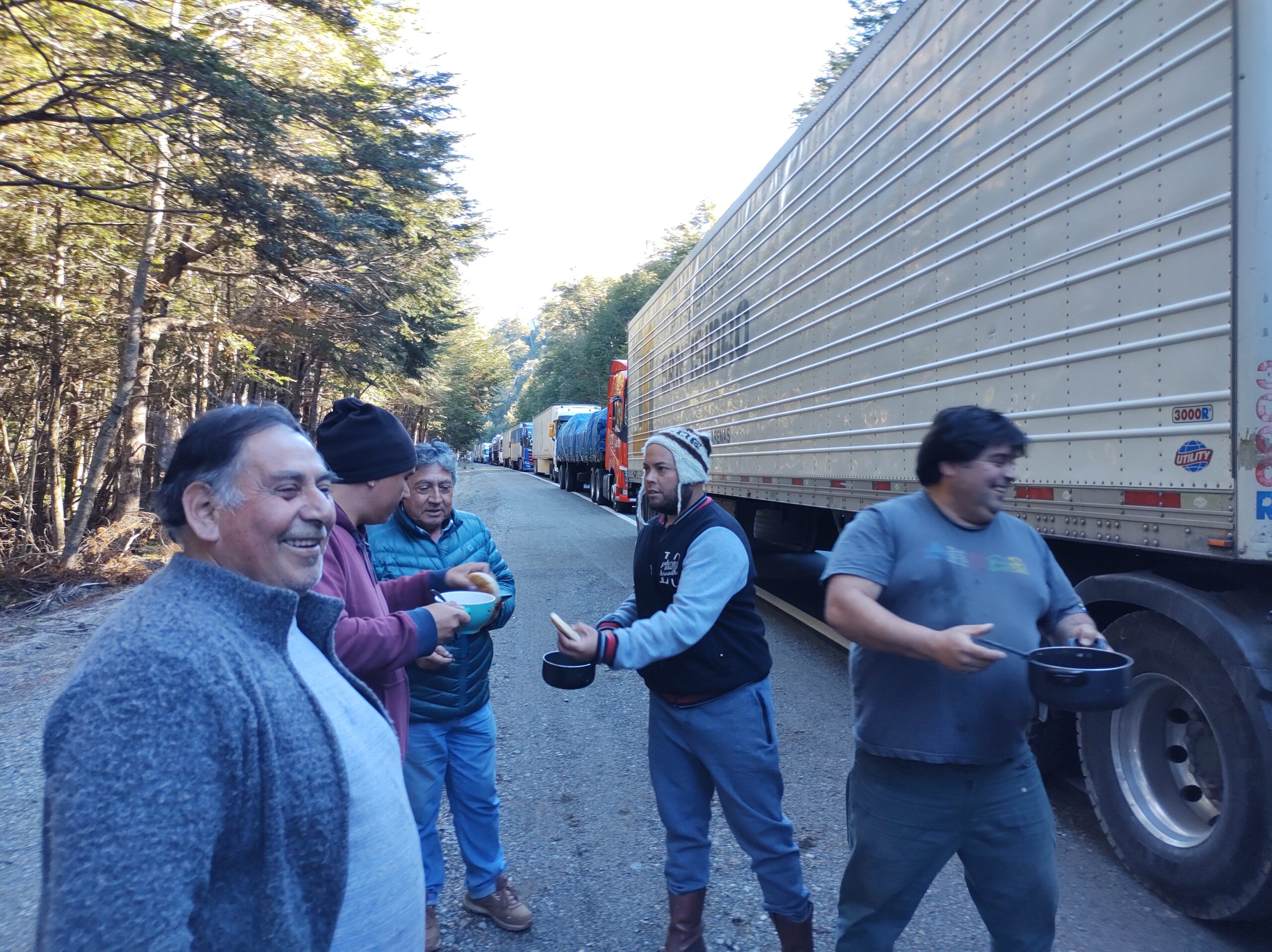 Camioneros chilenos en La Angostura