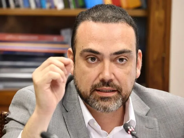 "Les vendieron la pomada": senador Karim Bianchi rompe diálogos por megarreforma y barre con el PPD