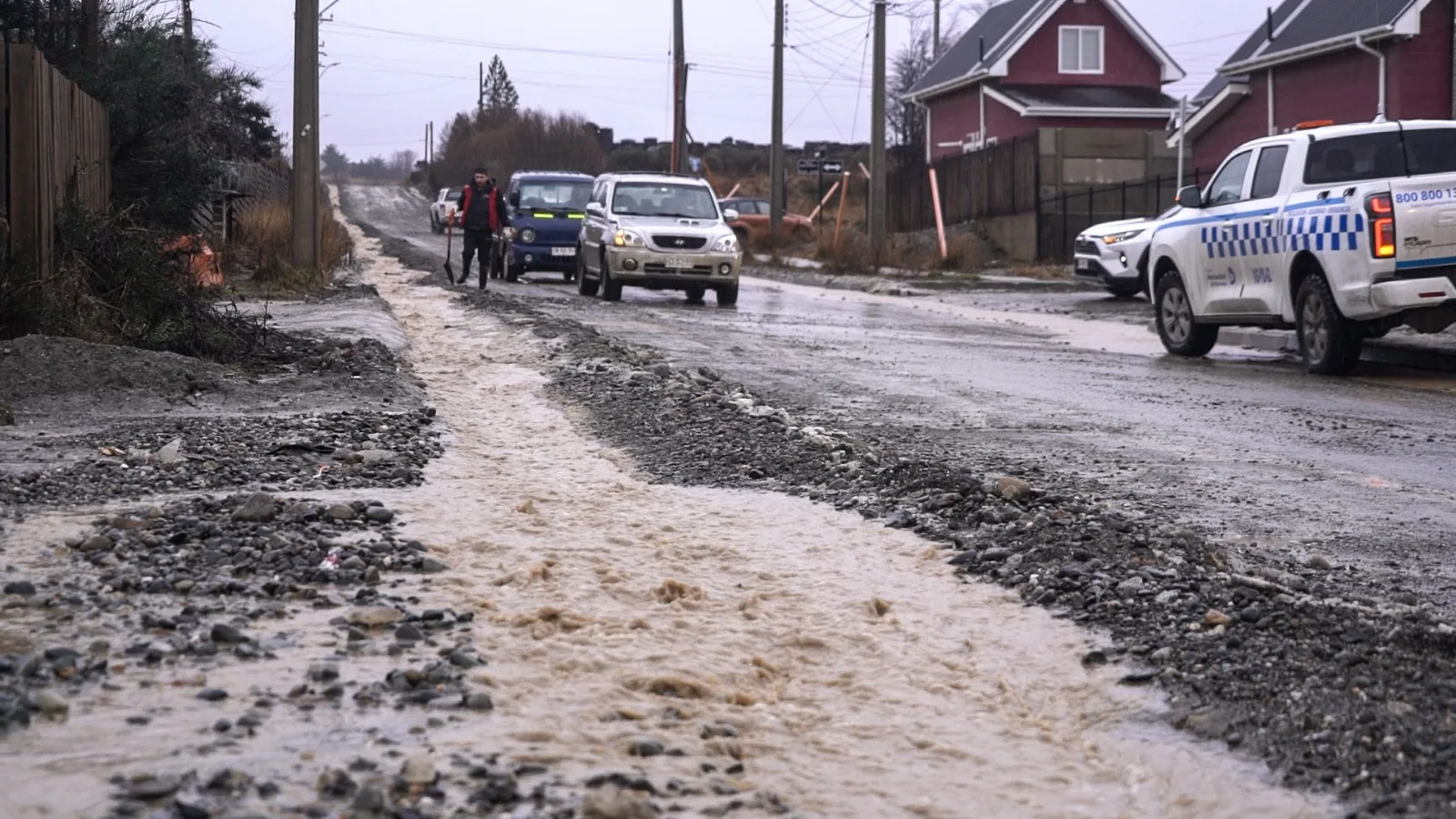 Municipio despliega maquinaria por lluvias y deshielos en zonas periurbanas de Punta Arenas