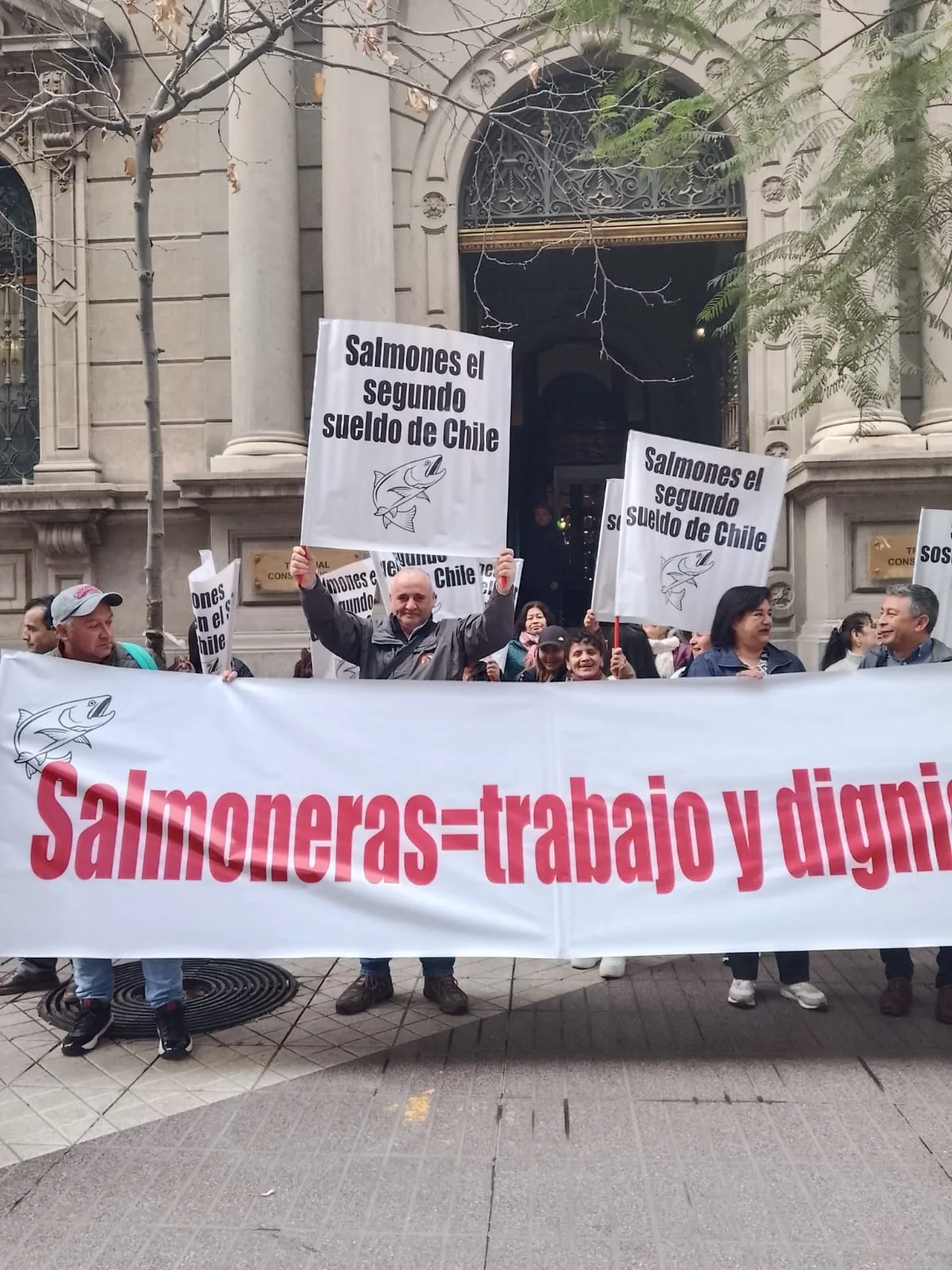 "Salmoneras, Trabajo y dignidad": Trabajadores se manifiestan ante el TC por el artículo 5/3