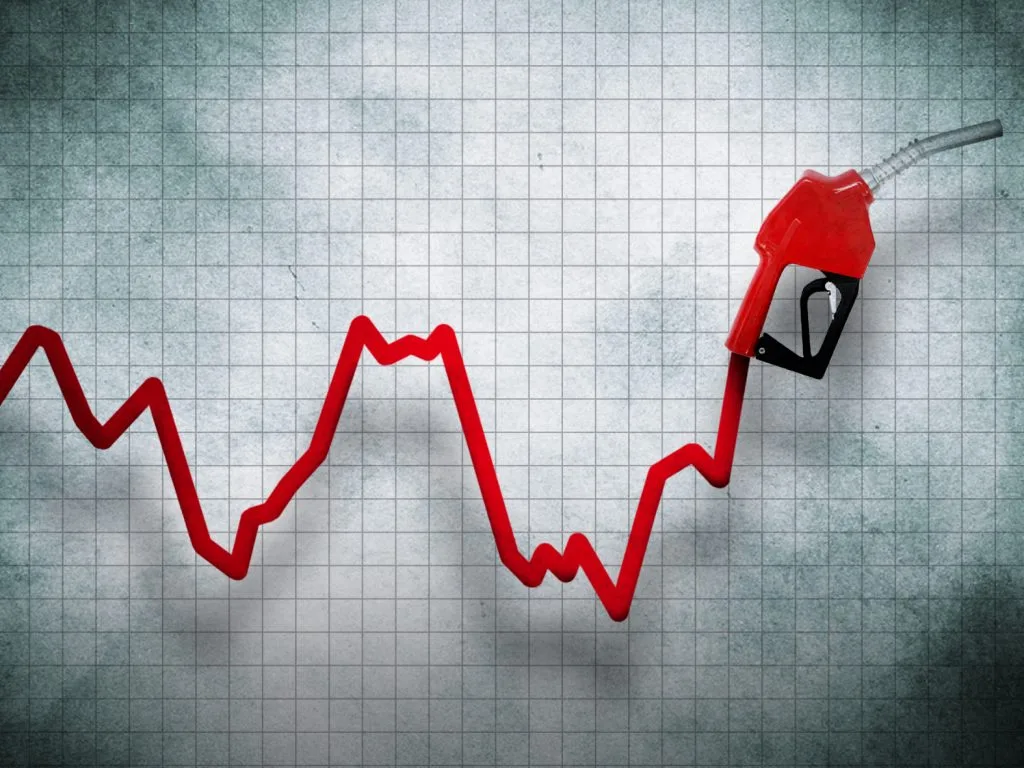 Incremento acumulado en el año en precio de bencinas roza los $270 y el diésel escala sobre los $320 por litro