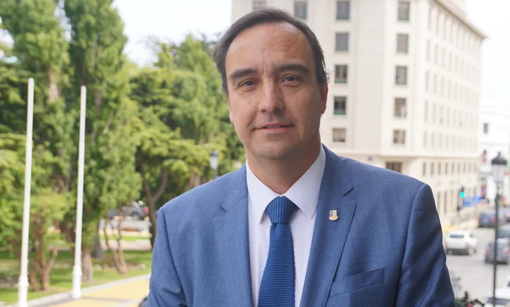 Gobernador Flies apunta a destrabar la burocracia central para impulsar turismo, Zona Franca y salmonicultura en Magallanes