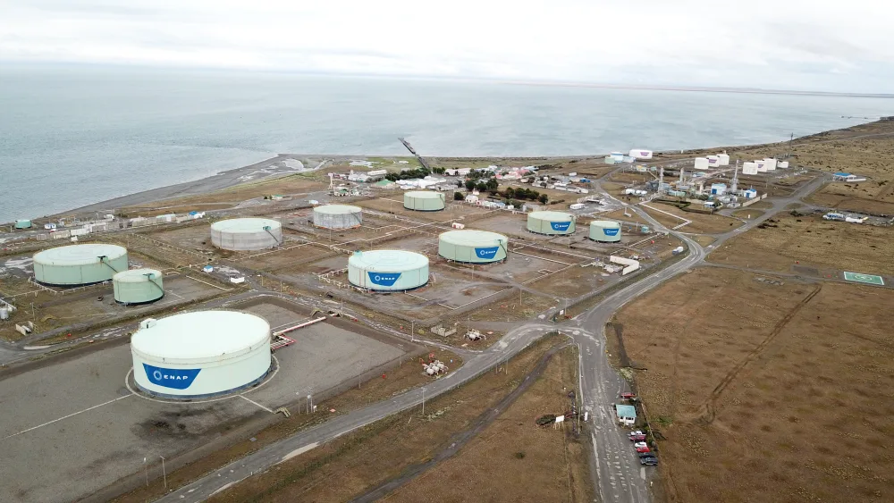 Frente a las alzas y la crisis global: ¿Tiene Magallanes las condiciones para refinar su propio combustible?