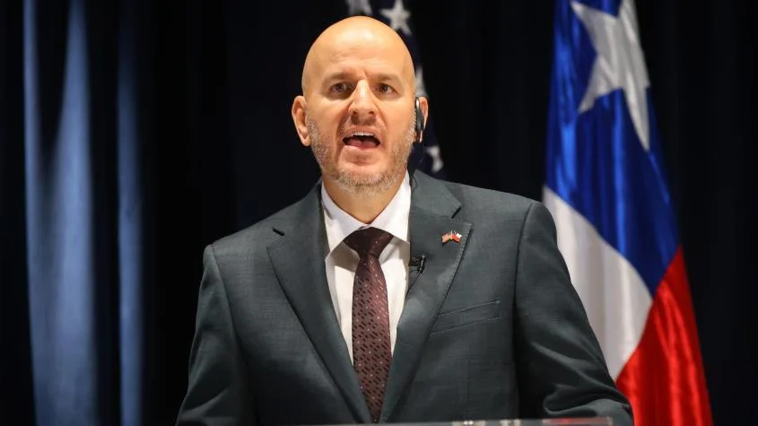 "Tendrán que trabajar con nosotros": Embajador de EE.UU. condiciona respaldo a Chile por soberanía del Estrecho de Magallanes