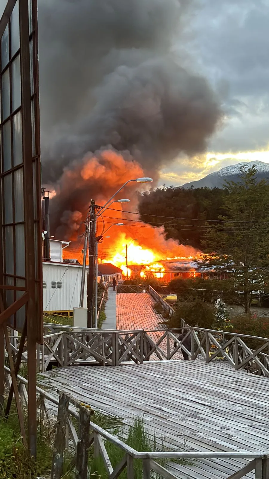 Voraz incendio consumió casa-hostal en Puerto Edén en una emergencia que pudo ser mucho peor
