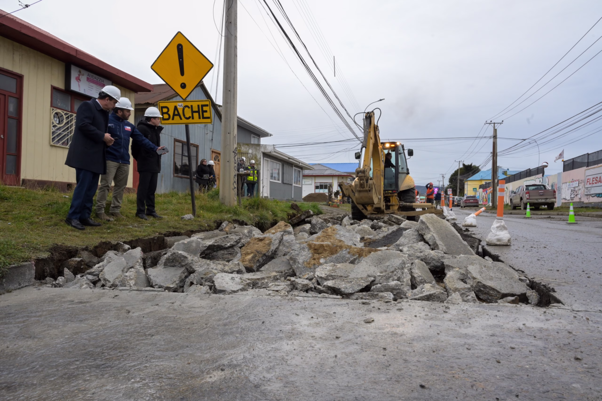 Comenzaron obras para arreglar el pésimo estado de calle Angamos